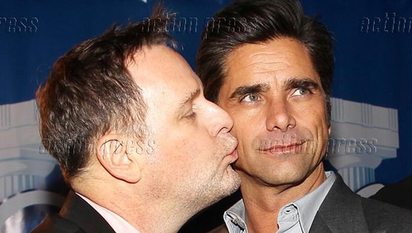 K&uuml;sschen f&uuml;r den Kumpel: Dave Coulier (l.) und John Stamos sind seit "Full House" enge Freunde.