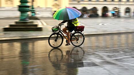 Wer nicht nass werden will, sollte etwas gegen den Regen dabeihaben.