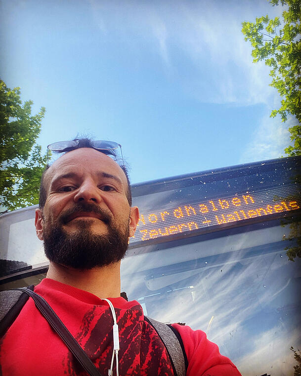 Auf dem Weg nach Nordhalben im Juni 2023: Daniel Lerner (43). Er hat kein Auto und kommt nach eigenen Angaben auch auf dem Land mit dem Bus gut zurecht. Auf dem Weg nach Nordhalben im Juni 2023: Daniel Lerner (43). Er hat kein Auto und kommt nach eigenen Angaben auch auf dem Land mit dem Bus gut zurecht.