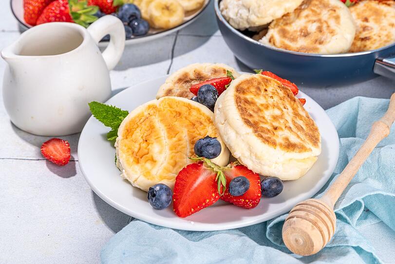 Hüttenkäse eignet sich nicht nur für Herzhaftes, sondern auch für Süßes. Als Snack für zwischendurch können Sie den körnigen Frischkäse pur essen oder mit Beeren, Nüssen, Nussmus und etwas Zimt oder Kakaonibs verfeinern. Auch Pfannkuchen gelingen mit Hüttenkäse. Für Protein-Pancakes (zwei Portionen) rühren Sie zunächst 150 Gramm Hüttenkäse, zwei Eier und einen Esslöffel Milch glatt. Hüttenkäse eignet sich nicht nur für Herzhaftes, sondern auch für Süßes. Als Snack für zwischendurch können Sie den körnigen Frischkäse pur essen oder mit Beeren, Nüssen, Nussmus und etwas Zimt oder Kakaonibs verfeinern. Auch Pfannkuchen gelingen mit Hüttenkäse. Für Protein-Pancakes (zwei Portionen) rühren Sie zunächst 150 Gramm Hüttenkäse, zwei Eier und einen Esslöffel Milch glatt.