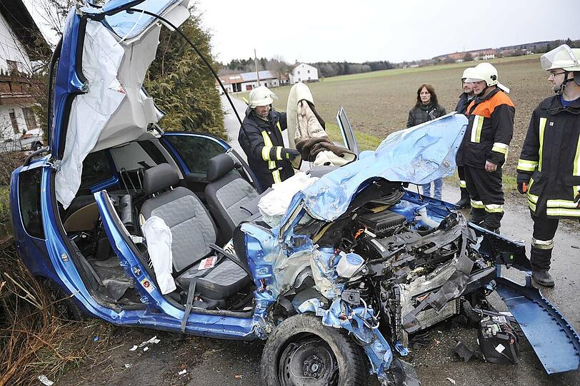 Warum eine junge Autofahrerin am Freitagnachmittag auf die Gegenspur geriet und frontal gegen einen 40-Tonner knallte, ist bisher nicht bekannt.