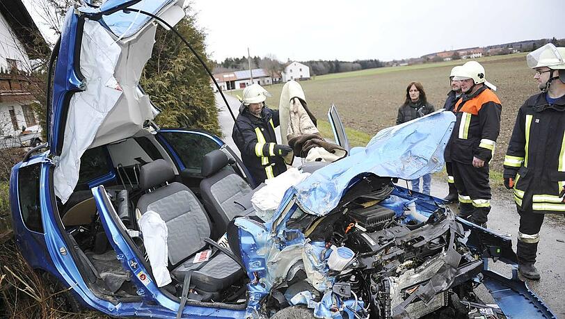 Warum eine junge Autofahrerin am Freitagnachmittag auf die Gegenspur geriet und frontal gegen einen 40-Tonner knallte, ist bisher nicht bekannt. Warum eine junge Autofahrerin am Freitagnachmittag auf die Gegenspur geriet und frontal gegen einen 40-Tonner knallte, ist bisher nicht bekannt.