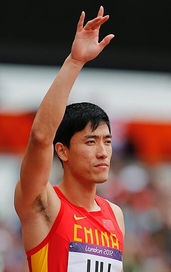 Seine Pechsträhne ging auch in London weiter: Der hochfavorisierte 110 Meter-Hürden-Läufer Liu Xiang, Olympiasieger von 2004, scheiterte in seinem Lauf bereits an der ersten Hürde und musste danach im Rollstuhl aus
dem Olympiastadion von London gefahren werden.