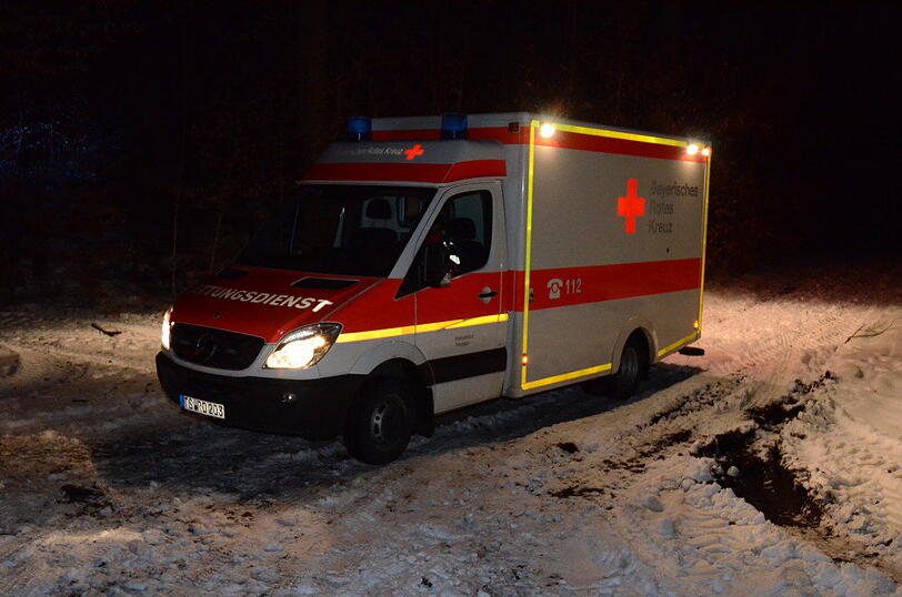 Großeinsatz der Rettungskräfte an einem See bei Obing im Landkreis Traunstein. Ein Mann war im Eis eingebrochen.