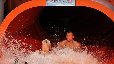 Rutschen in der Therme Erding &ndash; das geht meist unfallfrei aus. Ein Salto auf einem Hüpfkissen lief leider gar nicht glimpflich ab.