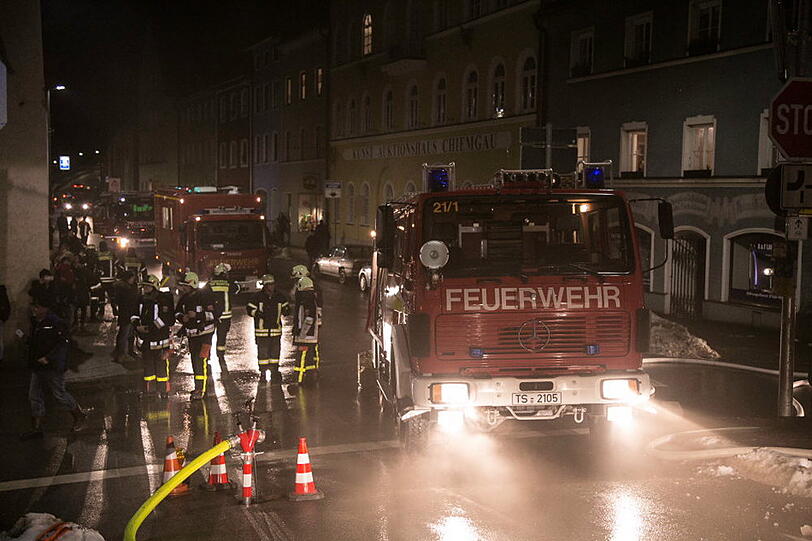 Die schnell eintreffende Feuerwehr hatte das Feuer zum Glück schnell unter Kontrolle, so dass ein Ausbreiten auf das restliche Gebäude verhindert werden konnte.