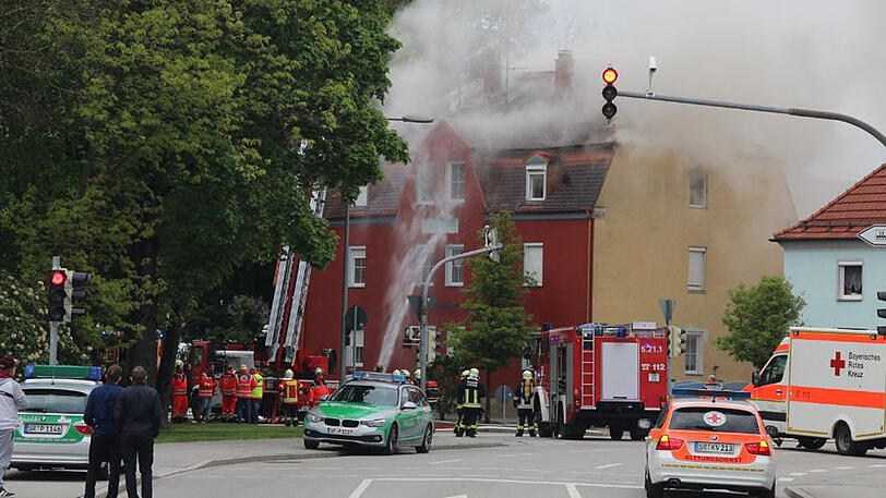 In einem Mehrfamilienhaus in Straubing ist am Dienstagabend ein Brand ausgebrochen.