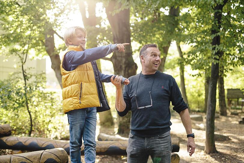 Gemeinsam auf dem Spielplatz: Die CareProfs geben zuverlässig Acht auf Ihre Kinder