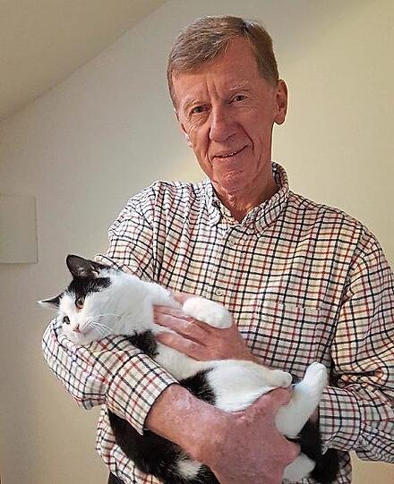 Sein "Heiligtum": Röhrl mit Kater Maxl.
