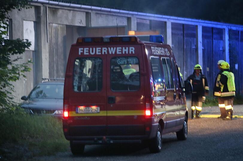 Kurioser Einsatz in Gars am Inn: Eine Person wollte in einer Garage Fleisch räuchern - und rief damit die Feuerwehr auf den Plan. Die Bilder vom Einsatz.