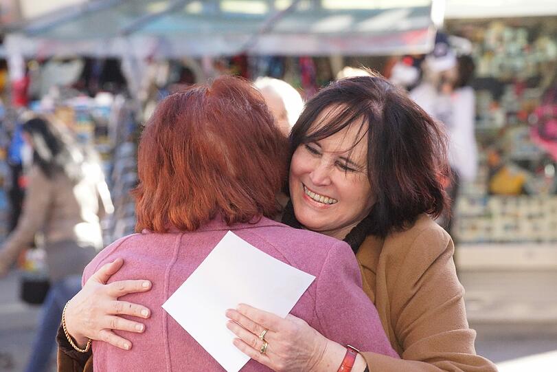 An Sabathils "Hug-Stand" in der vergangenen Woche: Die Stadträtin umarmte Passanten in der Fußgängerzone - "einfach so und ganz unverbindlich".