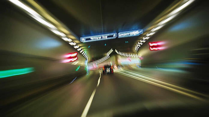 Statt Tempo 50 war der Mann zwei Mal mit rund 100 km/h in der Stadt unterwegs. (Symbolbild)