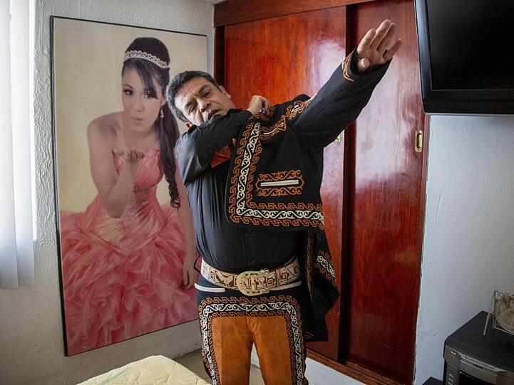 Jaime Navarro macht sich zu Hause bereit.