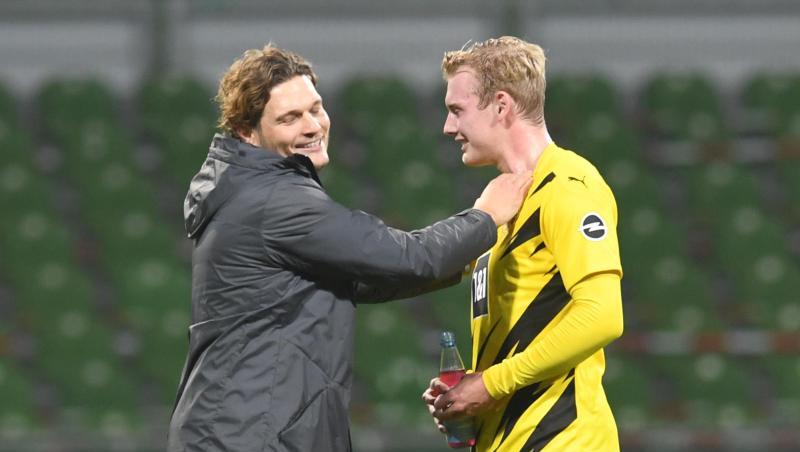 Dortmunds neuer Trainer Edin Terzic (l) im Gespräch mit Julian Brandt.