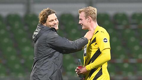 Dortmunds neuer Trainer Edin Terzic (l) im Gespräch mit Julian Brandt.