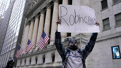 Ein Demonstrant empört sich vor der New Yorker Börse, dass sich der Online-Händler Robinhood auf die Seite der Hedgefonds schlug.