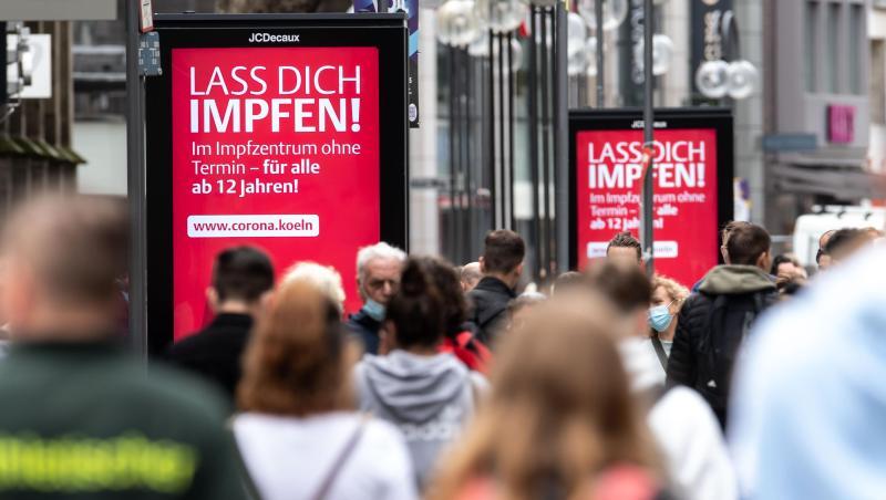 Passanten in der Kölner Innenstadt.