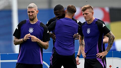 Beim Abschlusstraining der Nationalmannschaft vor dem Achtelfinale setzten Robert Andrich (l) und Antonio Rüdiger (2.v.l.) ihre Akzente
