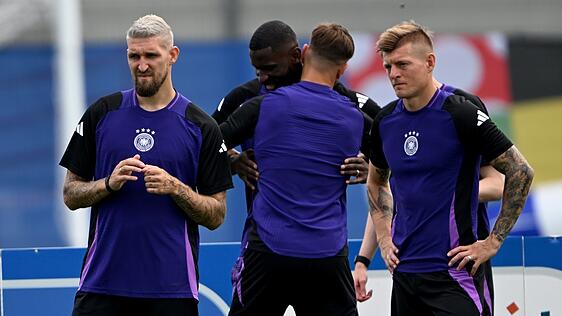 Beim Abschlusstraining der Nationalmannschaft vor dem Achtelfinale setzten Robert Andrich (l) und Antonio Rüdiger (2.v.l.) ihre Akzente
