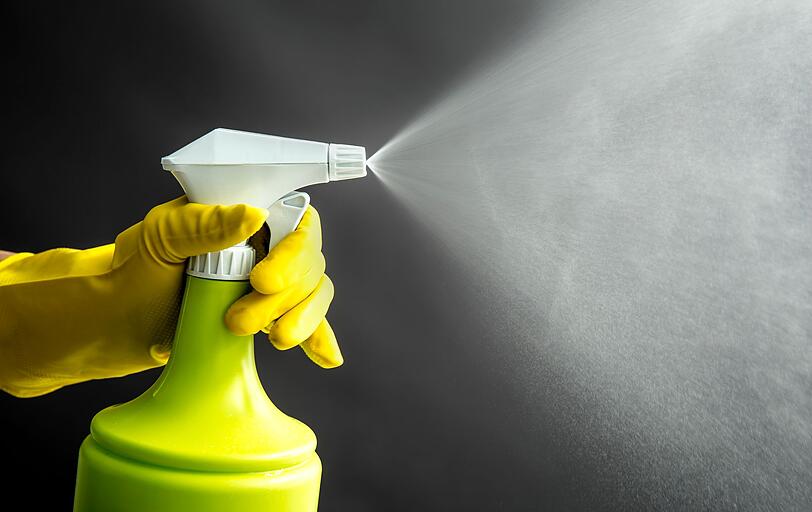 Nudelwasser mit einem Spritzer Essig wird zum Anti-Kalk-Reinigungsmittel. Am besten wird der natürliche Kalklöser in einer alten Sprühflasche gemischt. Auch zum Reinigen von Glasflächen oder Fenstern kann der DIY-Reiniger genutzt werden. Nudelwasser mit Essig ist der ideale Glasreiniger, ohne Schlieren zu hinterlassen. Nudelwasser mit einem Spritzer Essig wird zum Anti-Kalk-Reinigungsmittel. Am besten wird der natürliche Kalklöser in einer alten Sprühflasche gemischt. Auch zum Reinigen von Glasflächen oder Fenstern kann der DIY-Reiniger genutzt werden. Nudelwasser mit Essig ist der ideale Glasreiniger, ohne Schlieren zu hinterlassen.