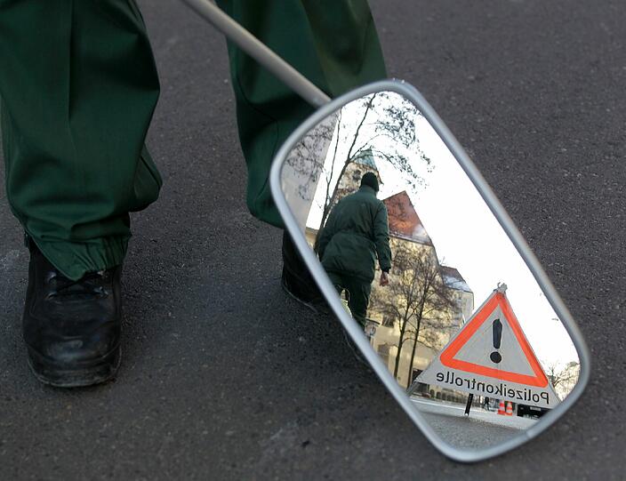 Misstraut die Polizei etwa ihren eigenen Utensilien?