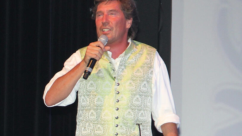 Stefan Schneider, Stadionsprecher:
"Ich hab keine
Wadln und ich steh dazu -
alle meine Lederhosn sind
kurz. Ich habe eine ganz
traditionelle Hirschlederne
aus Miesbach, dann eine
Meindl-Hirschlederne, die
ich für 1300 Euro gekauft
hab, sie ist blau bestickt.
Und meine Lieblingshose:
Sie ist von meinem Ausrüster
Angermaier, aus Ziegenleder,
etwas heller und bunt
bestickt. Sie ist bequem, ein
bissl gagig – halt mal was
anderes." Stefan Schneider, Stadionsprecher:
"Ich hab keine
Wadln und ich steh dazu -
alle meine Lederhosn sind
kurz. Ich habe eine ganz
traditionelle Hirschlederne
aus Miesbach, dann eine
Meindl-Hirschlederne, die
ich für 1300 Euro gekauft
hab, sie ist blau bestickt.
Und meine Lieblingshose:
Sie ist von meinem Ausrüster
Angermaier, aus Ziegenleder,
etwas heller und bunt
bestickt. Sie ist bequem, ein
bissl gagig – halt mal was
anderes."