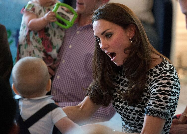Royal Baby in der Krabbelgruppe. Der kleine Prinz schien sichtlich Spaß zu haben. Die süßen Fotos von der Krabbel-Party.