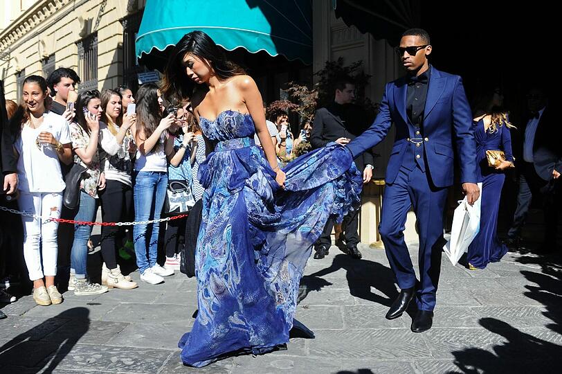 Station 2: Florenz in Italien: Hochzeitsgäste auf dem roten Teppich und viele Fnas. Kim Kardashian und Kanye West sagen endlich "Ja".