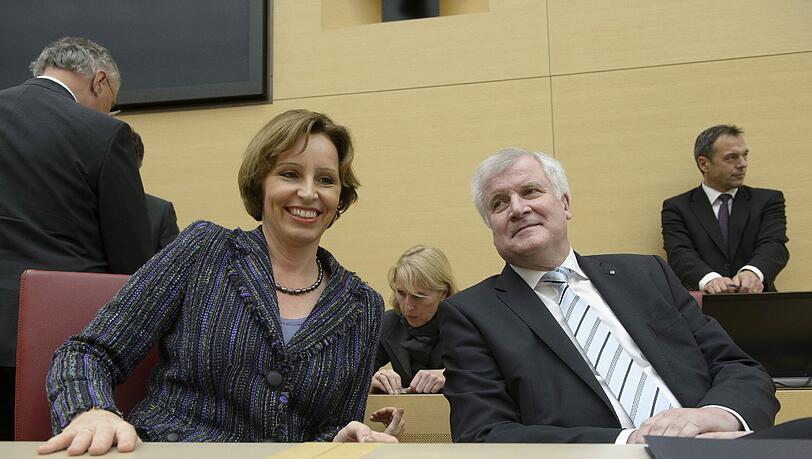 Horst Seehofer kann sich trotz der Modellbau-Affäre eine neue politische Zukunft für Christine Haderthauer vorstellen. Horst Seehofer kann sich trotz der Modellbau-Affäre eine neue politische Zukunft für Christine Haderthauer vorstellen.