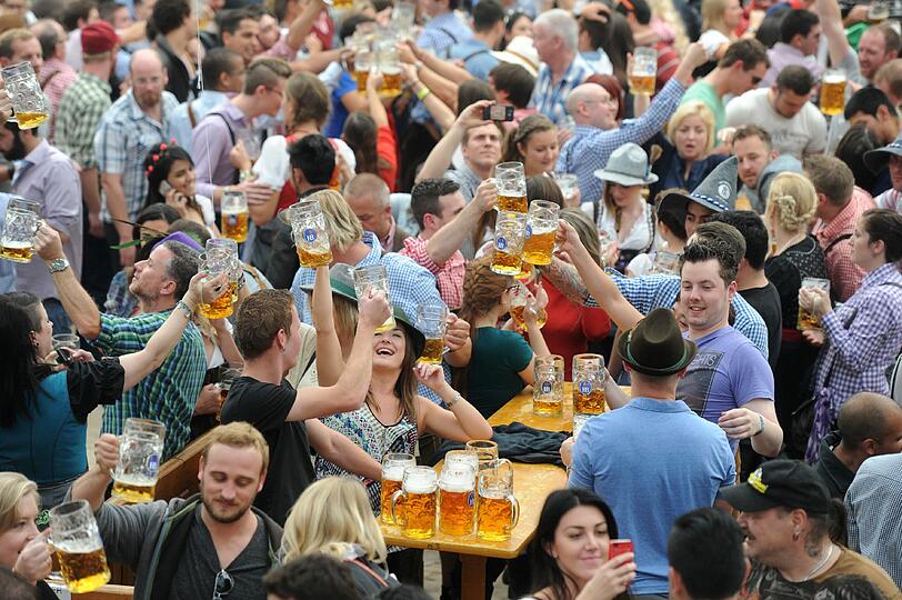 Sie haben sich einen Tisch sichern können: Ausgelassene Wiesn-Besucher feiern im Hofbräu-Festzelt.