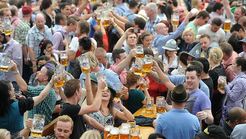 Sie haben sich einen Tisch sichern können: Ausgelassene Wiesn-Besucher feiern im Hofbräu-Festzelt. Sie haben sich einen Tisch sichern können: Ausgelassene Wiesn-Besucher feiern im Hofbräu-Festzelt.