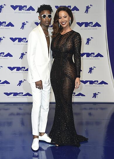 Top: Rapper 21 Savage im schlichten weißen Anzug und Amber Rose als Black Beauty