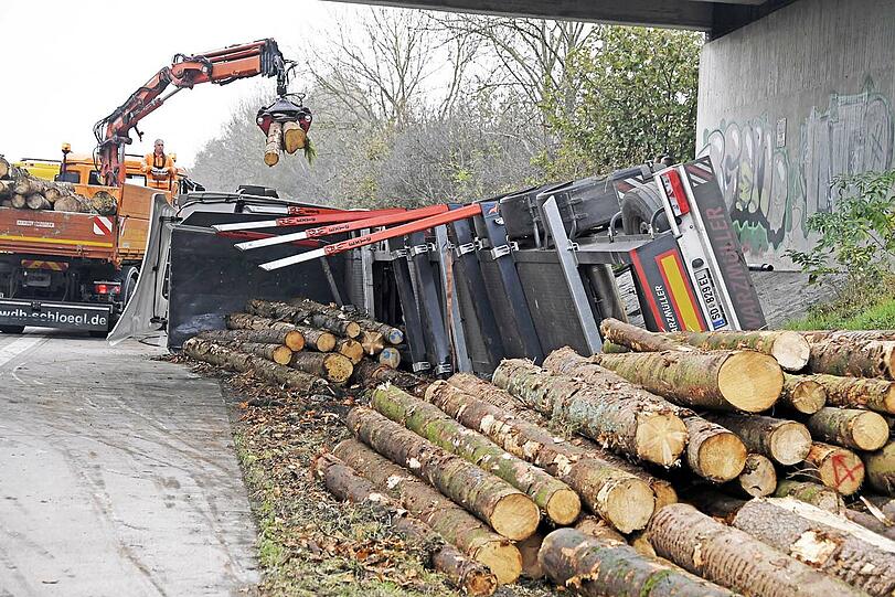Die Ladung des Holzlasters musste umgeladen werden, daraufhin konnte das Wrack geborgen werden.
