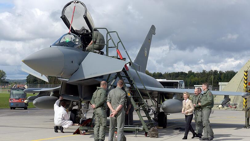 Verteidigungsministerin Ursula von der Leyen (CDU) steht beim Taktischen Luftwaffengeschwader 74 zusammen mit dem Kommodore Holger Neumann (r) und dem fliegenden Kommandeur Swen Jacob (2.v.r) vor einem Kampfflugzeug vom Typ Eurofighter. Verteidigungsministerin Ursula von der Leyen (CDU) steht beim Taktischen Luftwaffengeschwader 74 zusammen mit dem Kommodore Holger Neumann (r) und dem fliegenden Kommandeur Swen Jacob (2.v.r) vor einem Kampfflugzeug vom Typ Eurofighter.