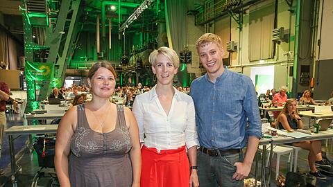 Gut gelaunt beim Stadtparteitag: die Münchner Grünen-Chefs Gudrun Lux (l.) und Dominik Krause (r.) mit OB-Kandidatin Katrin Habenschaden (M.).