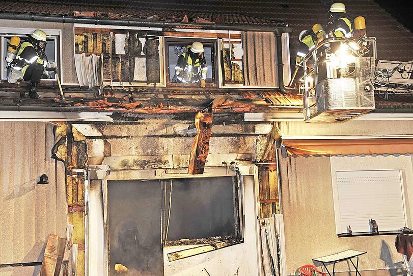 Durch einen heftigen Brand in ihrer Erdgeschosswohnung wurde eine 88 Jahre alte
Frau schwer verletzt. Bei Ankunft der Feuerwehr schlugen die Flammen aus den Fenstern bis unter das Dach.