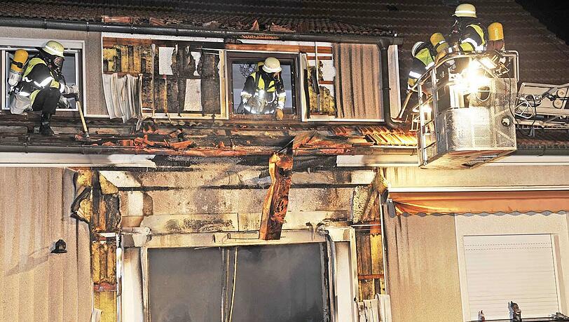Durch einen heftigen Brand in ihrer Erdgeschosswohnung wurde eine 88 Jahre alte
Frau schwer verletzt. Bei Ankunft der Feuerwehr schlugen die Flammen aus den Fenstern bis unter das Dach. Durch einen heftigen Brand in ihrer Erdgeschosswohnung wurde eine 88 Jahre alte
Frau schwer verletzt. Bei Ankunft der Feuerwehr schlugen die Flammen aus den Fenstern bis unter das Dach.