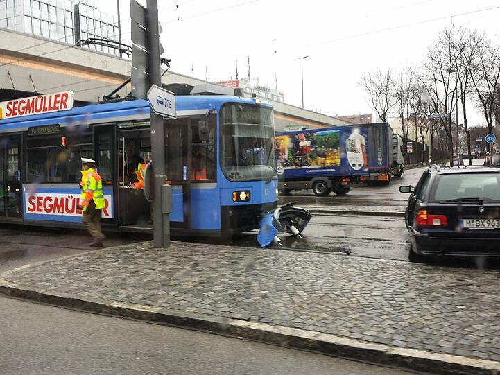...meterweit vor sich hergeschoben. Alle Beteiligten kamen mit dem Schrecken davon. Allerdings: Starke Verzögerungen auf der Linie 18 und der Landsberger Straße waren die Folge. Dank an AZ-Leser Nico Dauer für das Foto!