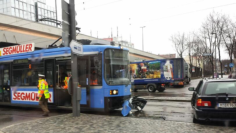 ...meterweit vor sich hergeschoben. Alle Beteiligten kamen mit dem Schrecken davon. Allerdings: Starke Verzögerungen auf der Linie 18 und der Landsberger Straße waren die Folge. Dank an AZ-Leser Nico Dauer für das Foto!