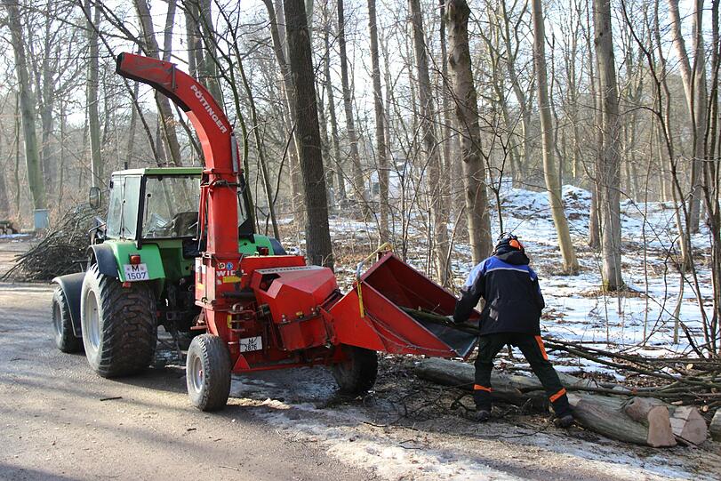 Ab in den Häcksler: Dem Geäst geht&rsquo;s an den Kragen.
