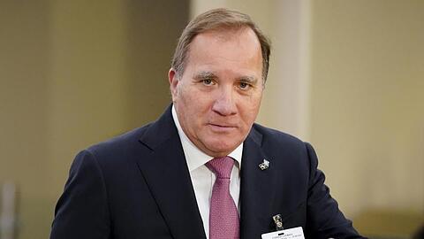 Schwedens Ministerpräsident Stefan Löfven gratuliert Olaf Scholz zum Wahlausgang.