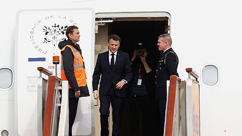 Gelandet: Emmanuel Macron auf dem Beijing Capital International Airport.