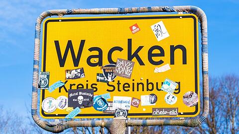 Beliebter Fotohintergrund für Metal-Jünger aus aller Welt: Das Ortseingangsschild von Wacken