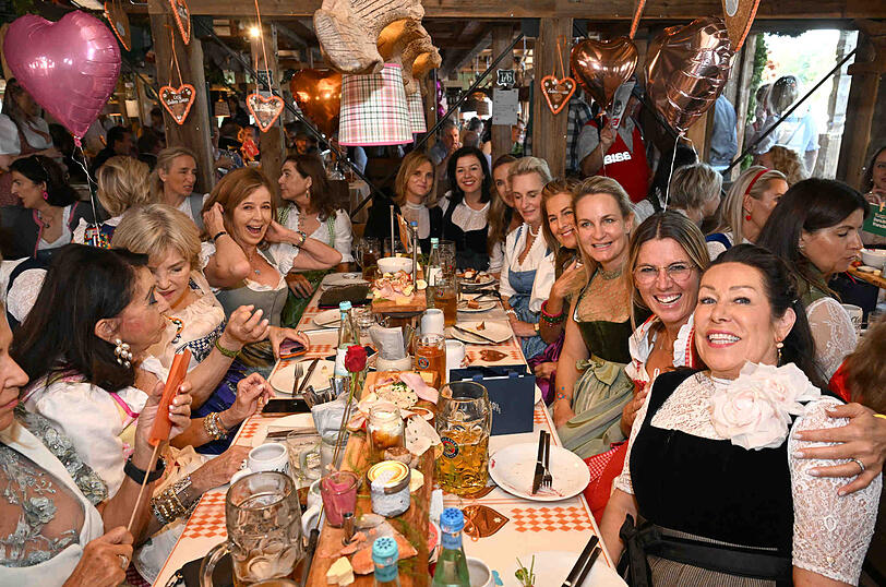 Es herrschte gute Stimmung in der "Käfer-Wiesn-Schänke" als zahlreiche Unternehmerinnen zusammen kamen.