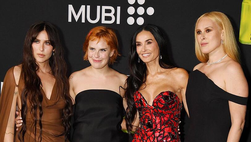 Scout Willis, Tallulah Willis, Demi Moore und Rumer Willis (v.l.n.r.) sind eine echte Familienbande. Scout Willis, Tallulah Willis, Demi Moore und Rumer Willis (v.l.n.r.) sind eine echte Familienbande.