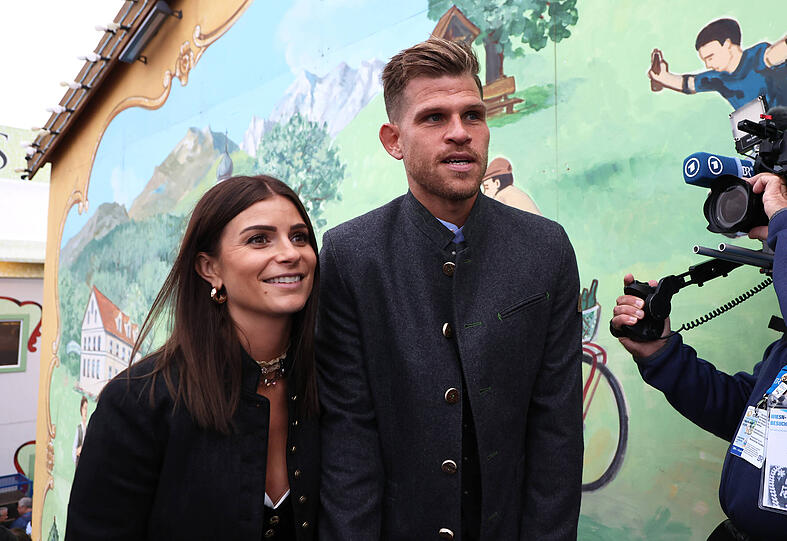 Löwen-Profi Florian Niederlechner kommt mit seiner Frau Melanie auf die Wiesn.