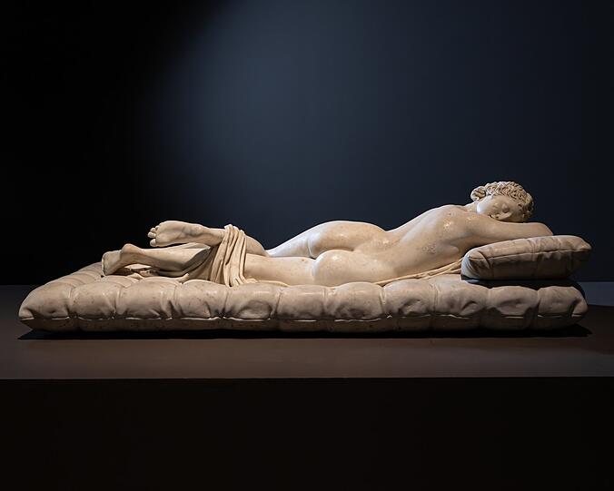 1618 wurde die antike Skulptur in Rom ausgegraben, Bernini hat ihr eine Matratze untergelegt, und nun sorgt der &bdquo;Schlafende Hermaphroditus&ldquo; aus dem Louvre f&uuml;r Gespr&auml;chsstoff.