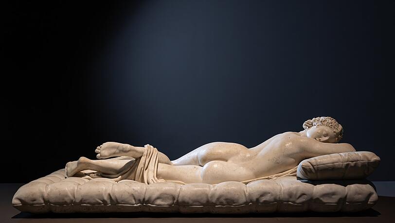 1618 wurde die antike Skulptur in Rom ausgegraben, Bernini hat ihr eine Matratze untergelegt, und nun sorgt der &bdquo;Schlafende Hermaphroditus&ldquo; aus dem Louvre f&uuml;r Gespr&auml;chsstoff.