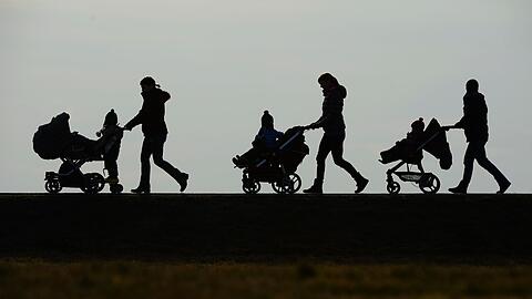 M&uuml;tter mit kleinen Kindern sind deutlich seltener berufst&auml;tig als M&auml;nner. (Symbolbild)