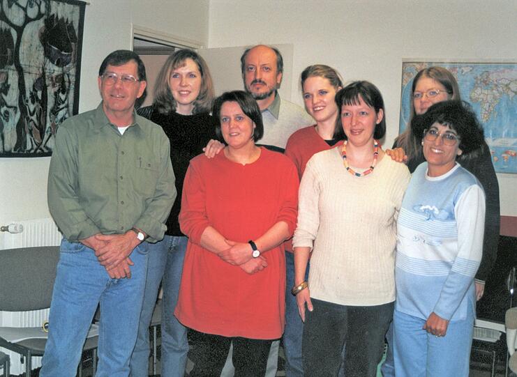 Die Entwicklungshelfer wurden nach der Befreiung am 15. November 2001 in die deutsche Botschaft nach Islamabad gebracht. Dort fanden medizinische Untersuchungen, Gespr&auml;che und eine Pressekonferenz statt. Von links: Peter Bunch, Dayna Curry, Margrit Stebner, Georg Taubmann, Heather Mercer, Silke Vopel, Katrin Jelinek, Diana Thomas.
